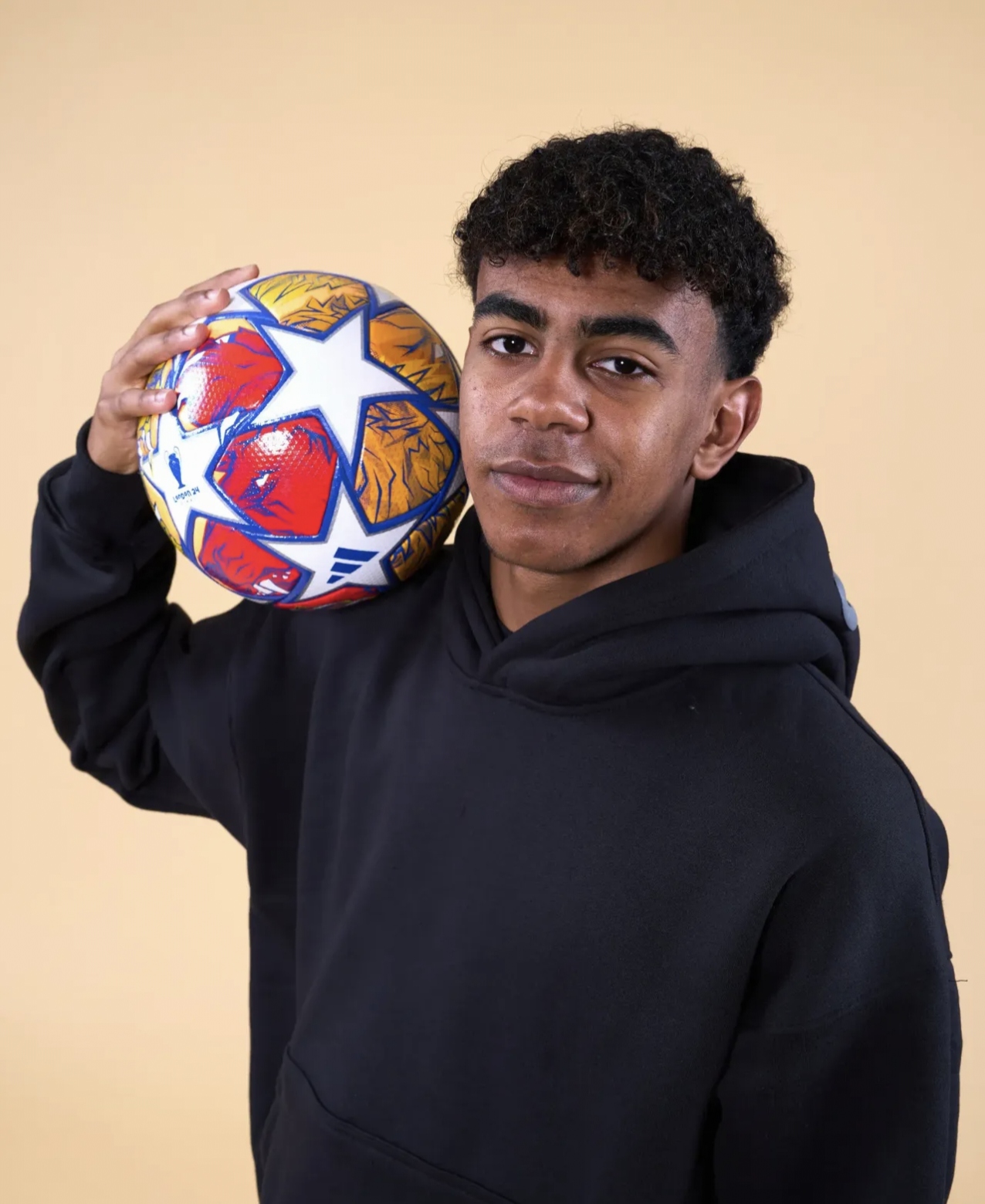 半岛体育官网入口-足球界新星崭露头角，球队表现神勇