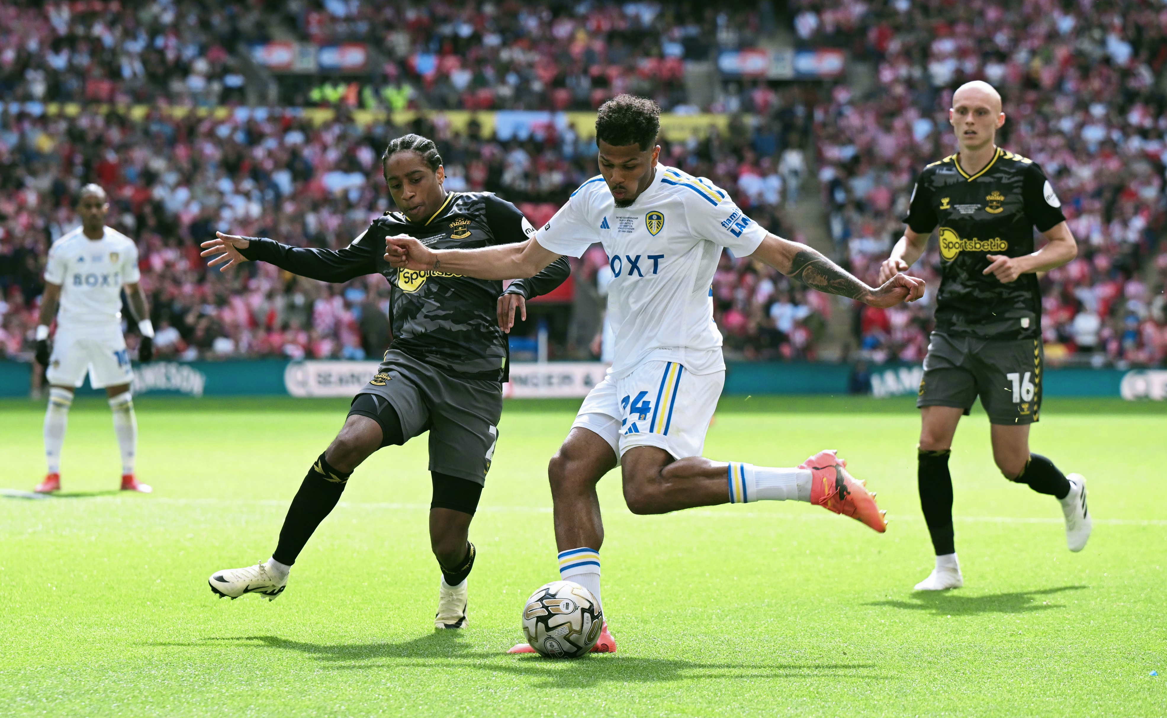 半岛体育官方下载-利兹联险胜对手，保持胜利势头的简单介绍